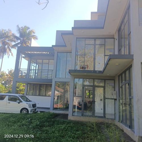 El edificio en el que está la villa