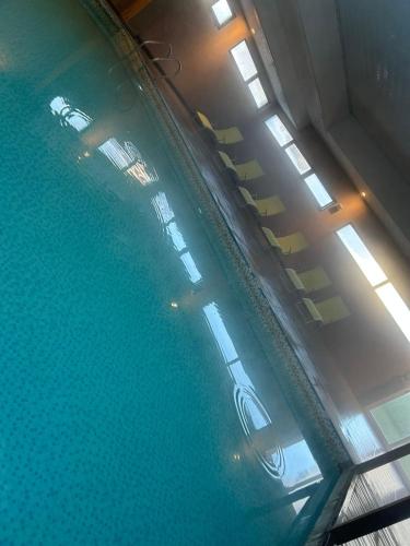 an overhead view of a swimming pool with tables and chairs at Depto vista directa al mar con Piscina climatizada in Necochea