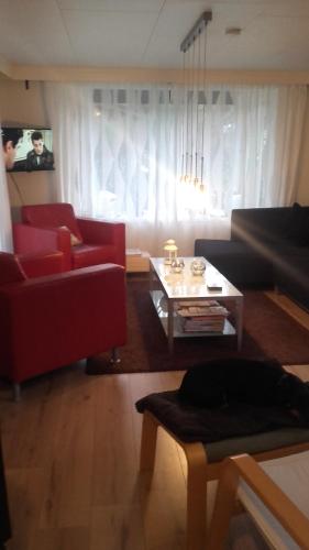 a living room with a couch and a coffee table at Jachtslot Chalet J8 in Doornspijk