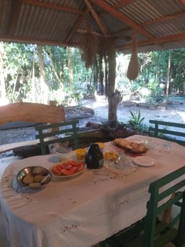 een tafel met daarop eten bij Casa da Ilha Cotijuba in Belém