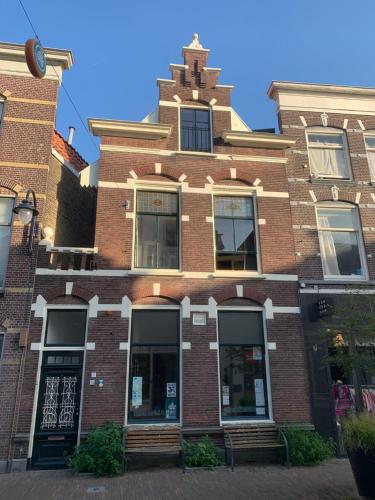 a building on the corner of a street at De Verwondering Privé etage met 2 slaapkamers in Gouda