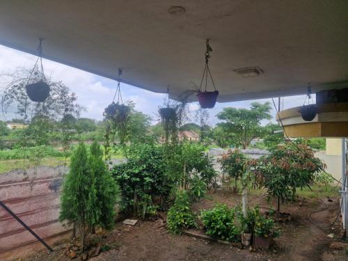 Taman di luar Samarth Villa