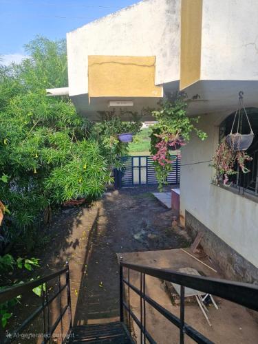 Taman di luar Samarth Villa