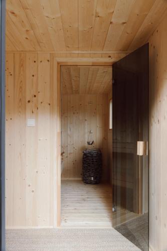 a room with a wooden wall with a doorway at Gonna Dom w Górach in Gniewoszów