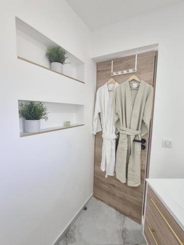 un bagno con accappatoio appeso a una porta di Ô nuits de saint cannat a Saint-Cannat