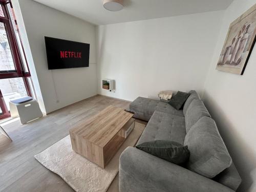 a living room with a couch and a coffee table at Modernes Apartment Innenstadt in Braunschweig