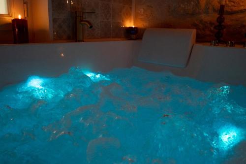 a blue tub filled with lots of blue water at L'Exceptionnel in Reims