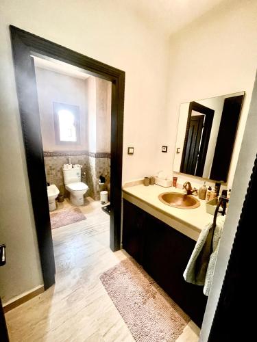 Koupelna v ubytování Superbe villa 3 chambres proche du centre-ville avec piscine privée