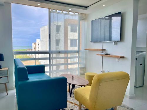 a living room with two chairs and a table at Apartamento con vista única cerca de la Uninorte in Puerto Colombia