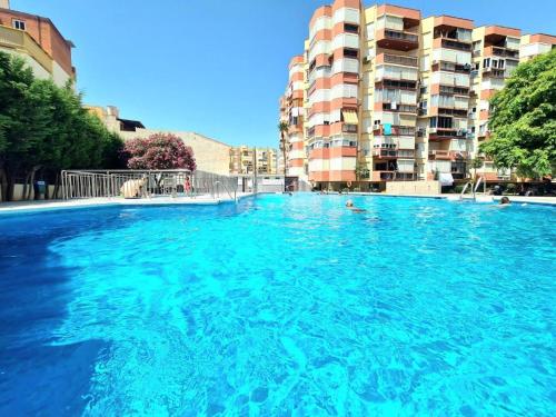 una gran piscina frente a un edificio en Las Gaviotas Suit - HOME RENT MALAGA, en Torre del Mar