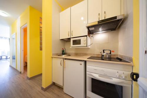 een keuken met witte kasten en een spoelbak bij Ocean view OR426 in Adeje