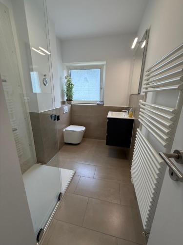 Bilik mandi di Moderne gemütliche Wohnung in Glinde