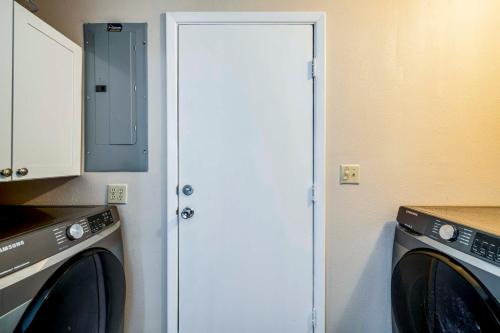 Kuchyň nebo kuchyňský kout v ubytování Explore Weeki Wachee Springs Pet-Friendly Home