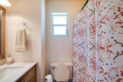 Koupelna v ubytování Explore Weeki Wachee Springs Pet-Friendly Home