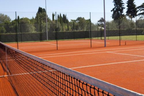 a tennis net on a tennis court at Cozy Tuscan Getaway in Le Vedute