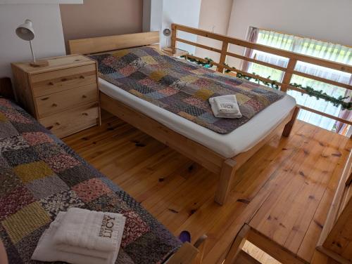 een slaapkamer met een bed met een dekbed erop bij Apartment Lucy in Vysoké Tatry