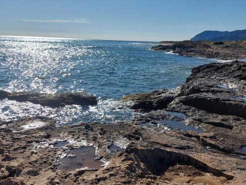 a rocky shoreline with the ocean in the background at Casa SayLavy in El Descargador