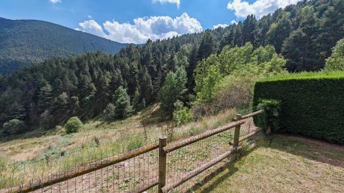 a wooden fence with a view of a mountain at Apartament el mirador de la Cerdanya in La Molina