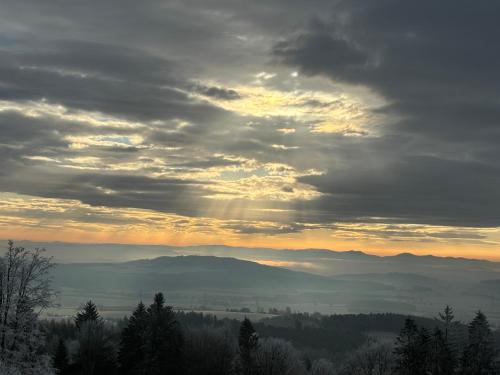 a cloudy sky with mountains in the distance at Ubytování Přimda in Přimda