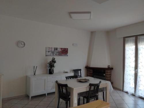 a dining room with a white table and chairs at Casa Dante in Terranuova Bracciolini