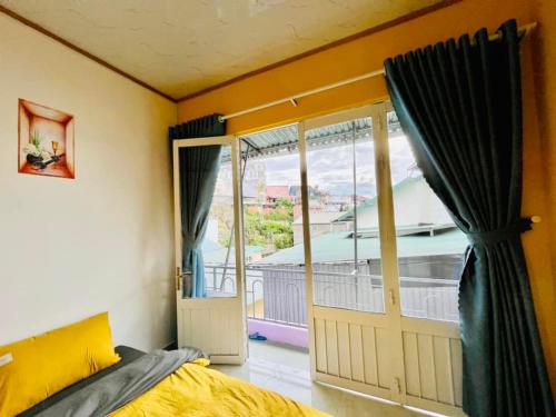 Ένα ή περισσότερα κρεβάτια σε δωμάτιο στο Homestay Hello 24h