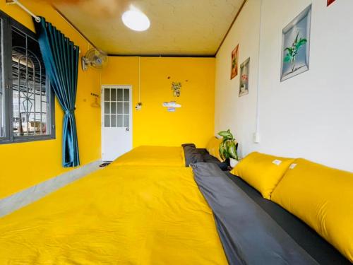 Ένα ή περισσότερα κρεβάτια σε δωμάτιο στο Homestay Hello 24h