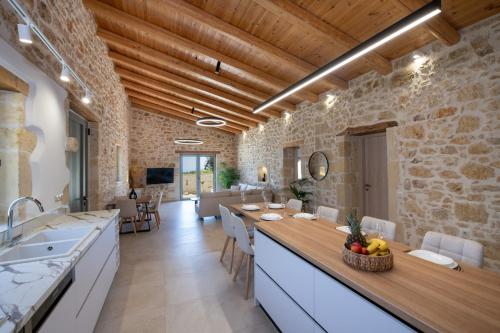 Gambar di galeri bagi Fabrica Villa, By Hellocrete di Roúpai