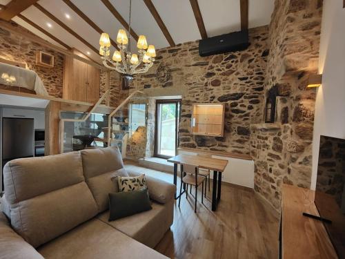 un salon avec un canapé et une table dans l'établissement A Casa de Salvador - retiro rural con alma gallega, à Vedra