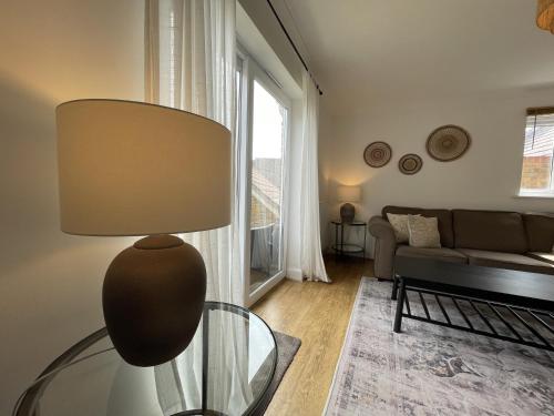 sala de estar con lámpara y sofá en Greenfields House Ashford, en Kent