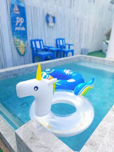 un inodoro de juguete en una piscina en พูลวิลล่า 2ห้องนอน 1ห้องน้ำ, en Ang Sila