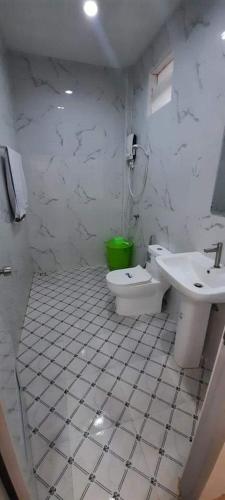 Un baño blanco con inodoro y lavabo. en พูลวิลล่า 2ห้องนอน 1ห้องน้ำ, en Ang Sila