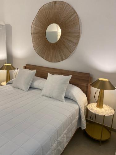 1 dormitorio con 1 cama con espejo grande en la pared en Santa Fe Rooftop Luxury Apartments, en Tortoreto Lido