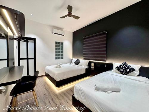 Postel nebo postele na pokoji v ubytování Mars1 Private Pool Homestay