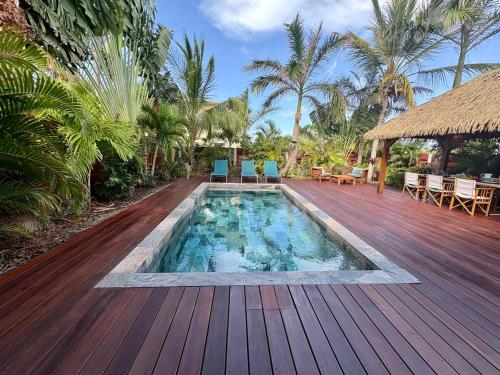 Der Swimmingpool an oder in der Nähe von Tropical Pool Villa
