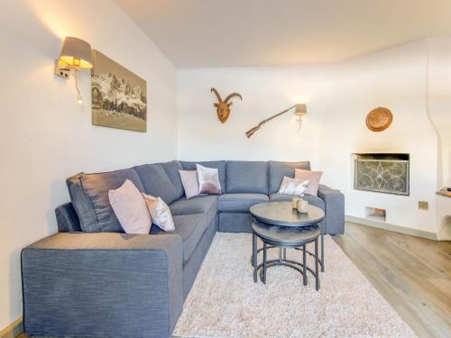 een woonkamer met een blauwe bank en een tafel bij Apartment in Kirchberg near Ski Slopes in Kirchberg in Tirol