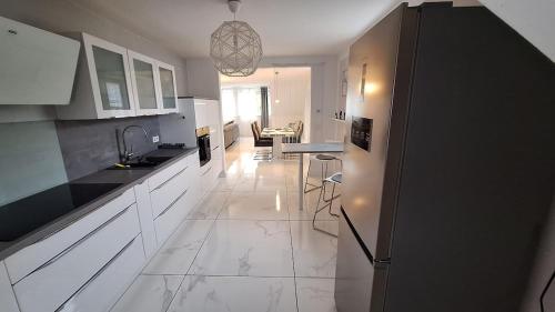 Kuchyň nebo kuchyňský kout v ubytování Modern apartment near airport