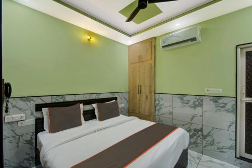 a bedroom with a bed and a ceiling fan at Hotel O Rasuj in Jaipur