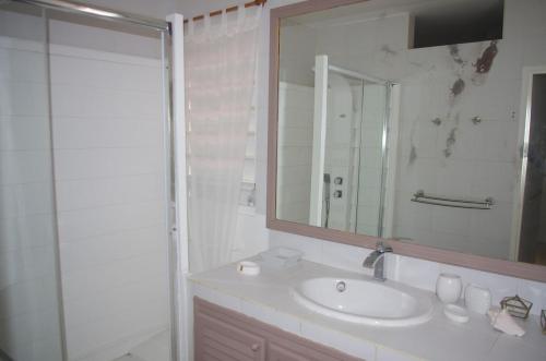 Ένα μπάνιο στο Villa VICTORIA, le paradis les pieds dans l'eau