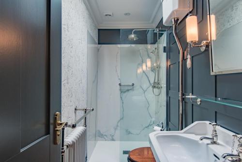 Et badeværelse på Harbour Master by Keepers Cottages