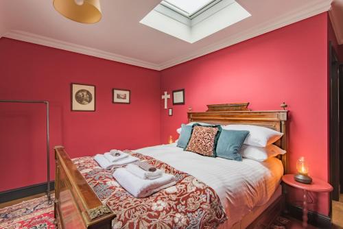 En eller flere senge i et værelse på Harbour Master by Keepers Cottages