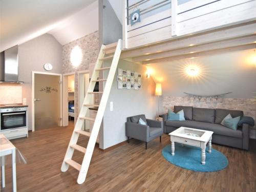 VöhlにあるFerienhaus in Obernburg am Ederseeのリビングルーム(ソファ付)、ロフト内の階段