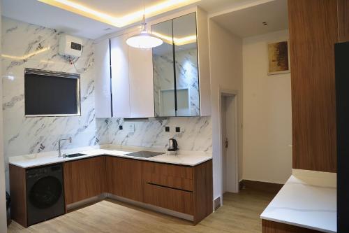 Et badeværelse på Bolton White Apartment