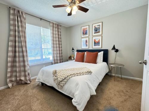 a bedroom with a bed and a ceiling fan at Big Sky Bungalow - 5 Beds Sleeps 8 in Valdosta