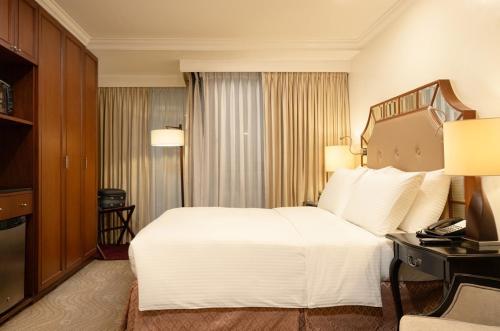 Ein Bett oder Betten in einem Zimmer der Unterkunft Discovery Suites Manila, Philippines