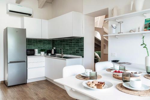 Kuchyň nebo kuchyňský kout v ubytování Amazing Attic with Terrace on Lake Como Harbour