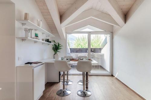 Kuchyň nebo kuchyňský kout v ubytování Amazing Attic with Terrace on Lake Como Harbour