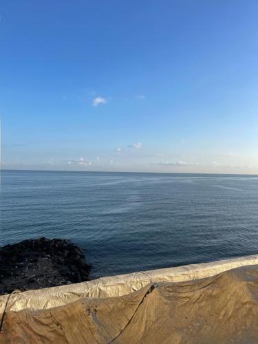 ein Blick auf ein großes Gewässer in der Unterkunft La Rue Verte Rive in Alger
