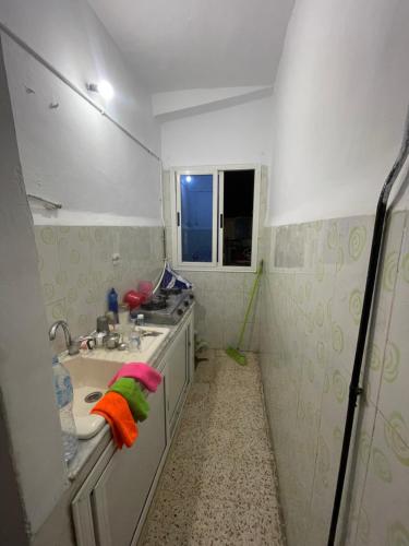 ein Badezimmer mit Waschbecken und Spiegel in der Unterkunft La Rue Verte Rive in Alger