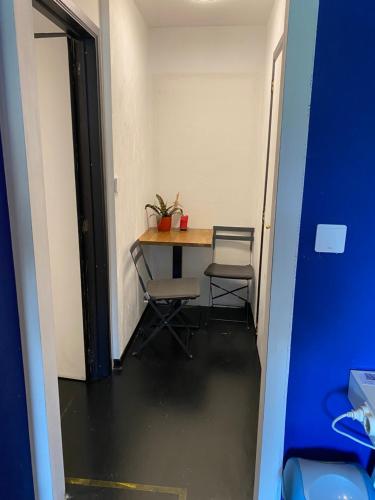 a small room with a table and two chairs at Perk25A in Steenokkerzeel