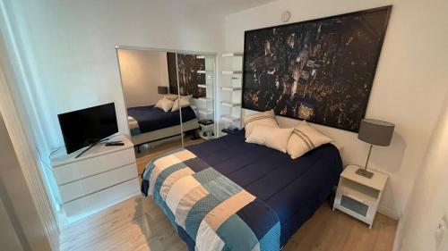 Un dormitorio con una cama y un espejo grande. en Beautyful Apartment, Boynton Beach, Casa Costa, FL, en Boynton Beach